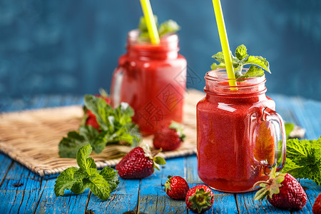 冷草莓冰排毒水果静物果汁蓝色玻璃作品红色饮食稻草高清图片