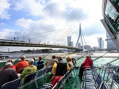 荷兰鹿特丹-2016 年 9 月 3 日 Spido 乘船游览鹿特丹伊拉斯谟大桥的游客 它提供世界上最大港口之一的旅游服务 它运背景