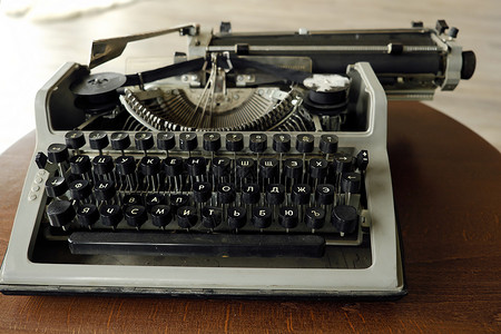 带有圆键视图的旧黑色打字机字母办公室白色古董钥匙数字金属圆形房子背景图片