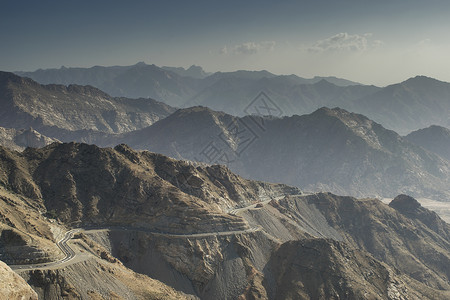 沙特阿拉伯的提亚夫山脉 有着惊人的阴影森林天空爬坡全景旅行风景薄雾季节旅游绿色背景图片