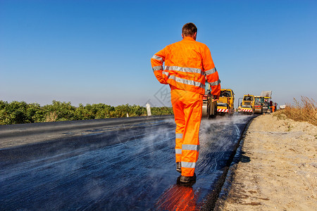 道路改造操作员维修车道工作黄色赛跑者压力建筑压实机滚筒背景图片