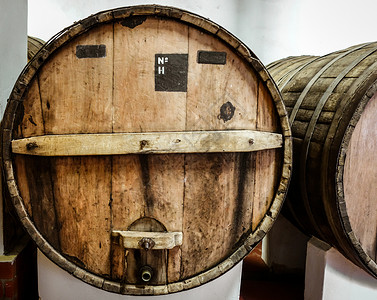 阿根廷葡萄酒酿酒厂中的木制葡萄酒桶工厂农业酒精木头葡萄园贮存生产静脉栽培藤蔓背景
