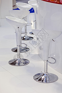 现代白色椅子风格展览工业装饰合金材料家具商业靠背木头背景图片
