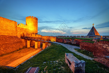 飞行堡垒贝尔格莱德堡垒的旧塔和鲁西卡库尔奇背景