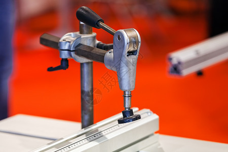 木工机的细细件作坊生产木制品机器加工工作力量钻孔工程示范展示高清图片素材