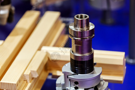 木工机的细细件工艺制造业力量金属机器数控木制品家具作坊钻孔示范高清图片素材