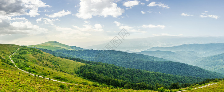 山坡小路山上山丘的山坡全景环境旅游绿色旅行小路爬坡蓝色农村天空背景