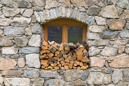 木材边窗堆积在窗口中的柴林原木甲板房子阳台日志柴堆木材农村家园乡村木头背景