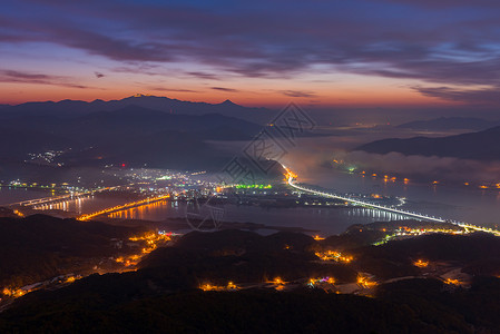 韩国的日出和山雾背景图片