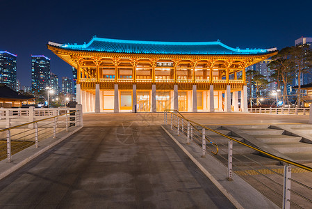 松岛湾仁川 韩国传统风格建筑 在晚上在仁川的仁川景观地标房子城市天空公园旅行蓝色商业天际背景