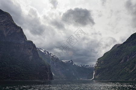 薄雾峡湾挪威山尽端的Geiranger旅游峡湾顶峰阴霾薄雾旅行游轮瀑布风景海岸背景