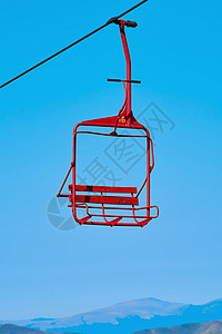 罗马椅锡纳亚市的助推车爬坡运输升降椅假期高地缆车天空旅行山腰椅子背景