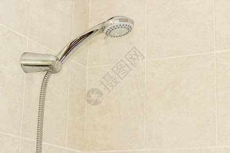 浴室用水用米砖在墙上挂着的手持板上的淋浴头合金圆形设置按摩节水喷嘴组件喷头杠杆喷雾背景