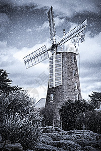 乡村的风车被人工雨雪覆盖力量农村活力建筑农场环境国家气候地标蓝色背景图片