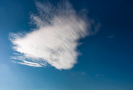 在蓝天上成云辉煌涡流环境梦幻蓝天多云天气气氛风景吸引力背景图片