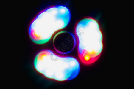 深色背景中的彩色球体光技术展示液体蓝色力量圆圈反射辉光均衡器电子背景图片