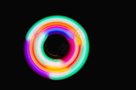 深色背景中的彩色球体光圆形辉光运动展示技术舞蹈圆圈电子音乐活力背景图片