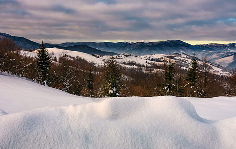 山区农村的雪山丘坡高清图片