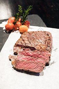 牛肉牛排炙烤白色鱼片红色乡村肋眼肋骨香料木板边界背景图片