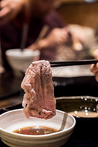 Matsusaka牛肉洋葱盘子美食橙子筷子芝麻烹饪用餐食物背景图片