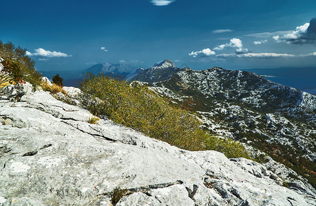 摩索弥撒中的岩石和山峰地平线山脉植物顶峰天空巨石石头衬套地块背景图片