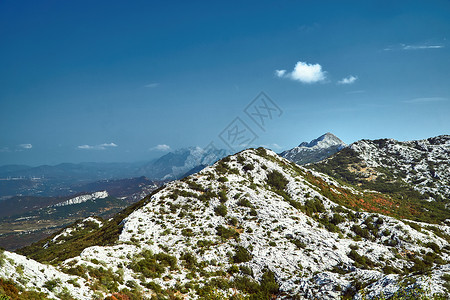 摩索弥撒中的岩石和山峰地平线石头衬套巨石植物山脉地块天空顶峰背景图片