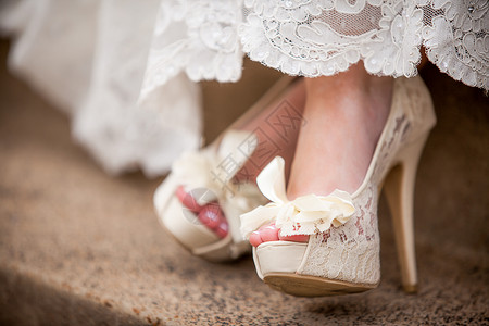 美丽的白奶油花色结婚鞋背景图片