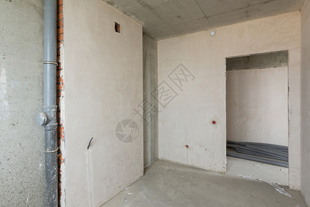 新建筑中的小厨房 光露的混凝土和石膏墙 通讯高清图片