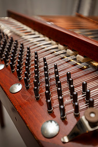 木制圆柱乐器细绳传统音乐洋琴木板演奏家民间铙钹调解员背景图片