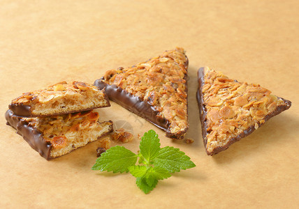三角坚果饼干小吃甜点榛子巧克力三角形糕点食物背景图片