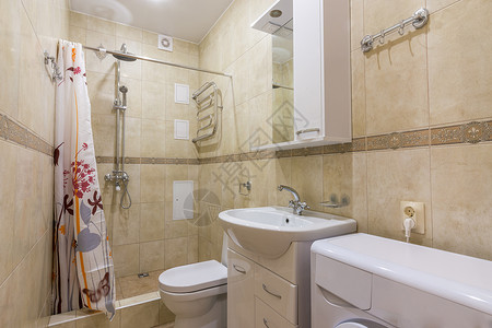 小型联合浴室的内部内部卫生间淋浴制品洗衣机客人洗澡清洁度陶瓷旅馆公寓镜子图片