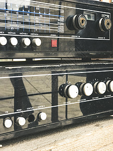 旧式不必要 有故障的音乐设备搅拌器控制DJ控制器娱乐灰尘记录混合器按钮安慰立体声控制板渠道均衡器背景图片
