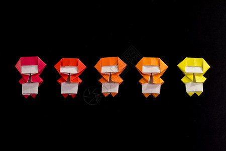 黑背景上的亲手制造的Origami忍者儿童红色手工艺术折纸玩具爱好黑色创造力文化橙子背景图片