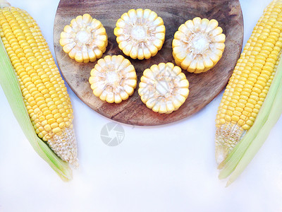 玉米和切面板背景图片