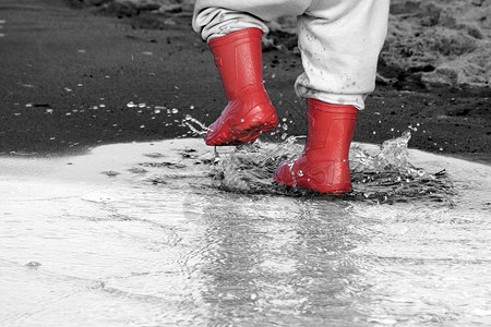 儿童雨鞋详情页水坑里的井灵 海底的婴儿橡胶靴季节乐趣雨鞋孩子靴子飞溅橡皮下雨雨靴照片背景