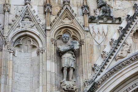 在教堂墙上雕刻骑士的石头背景图片