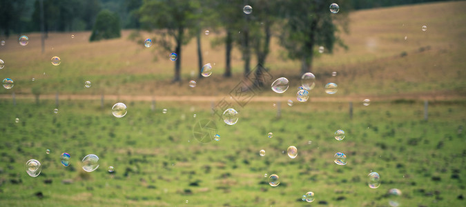外面空气中的泡泡享受情怀天空肥皂乐趣场地背景图片