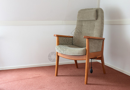 老年人专用旧椅子框架黑暗绿色家具装饰地毯风格环境红色阴影背景图片