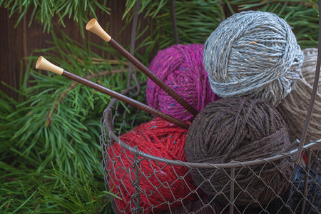 铁丝球在旧的铁丝篮子里织纱布钩针爱好针织围巾装饰纤维金属艺术羊毛棉布背景