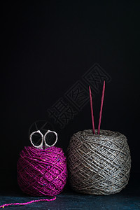 Fuchsia 和灰色的毛纱纹在黑暗木头背景上纺织品工艺纤维紫红色风格棉布围巾艺术针线活袜子背景