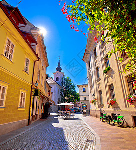 汉巴赫卢布尔雅那古老的街道和教堂背景