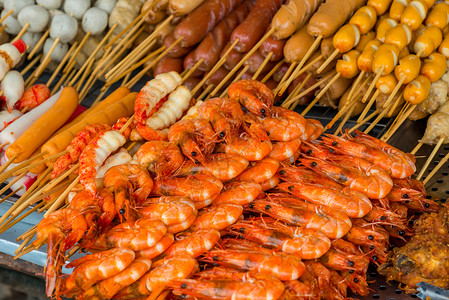 大虾和烤烤香肠在泰国街头煮熟的高清图片