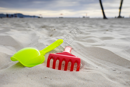 白沙滩上的沙玩具背景图片