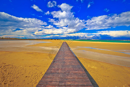 尼宁木登板路和沙沙滩渠道岩石木头海岸线蓝色旅行游客海岸顶峰女王背景图片