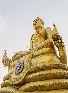 在大佛座周围金佛雕像的前视线精神金子信仰佛像佛教徒文化宗教雕塑背景图片