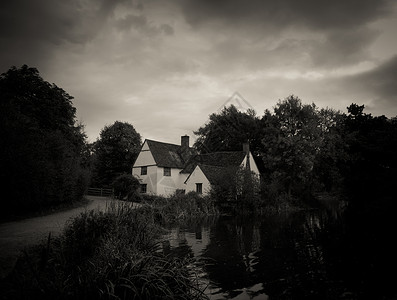 cottage黑色和白色秋秋夜英国国家磨坊Cottage Hou背景