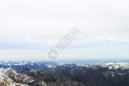 高山风云和积雪的景象旅行天空岩石顶峰蓝色悬崖假期公吨景观场景图片