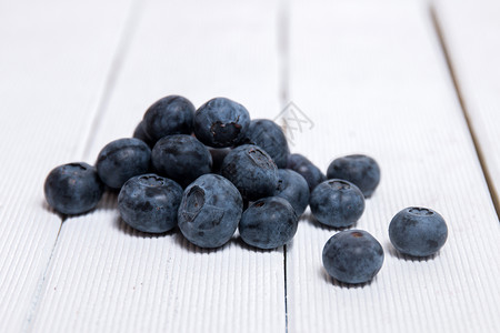 白色背景的美味蓝莓食物营养工作室红色木头背景图片