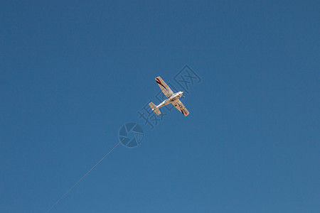 蓝天上的小飞机蓝色天空航展白色飞行背景图片