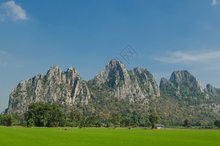 石灰岩山著名的绿色的高清图片